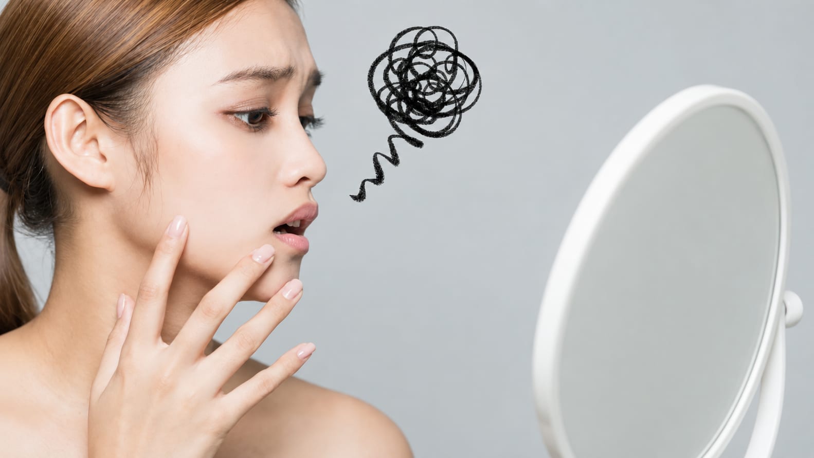 여성이 거울을 보며 손으로 볼과 턱을 짚고, 얼굴 옆에 고민을 나타내는 선이 표시된 모습